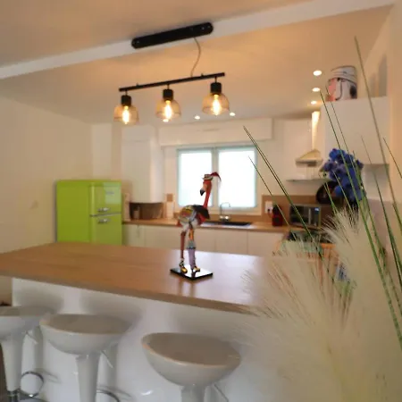 Apartment 3 Pieces, Rdj, Climatise, Piscine Privee, Parking, Proche Et Commerces - Fr-1-307-215 *